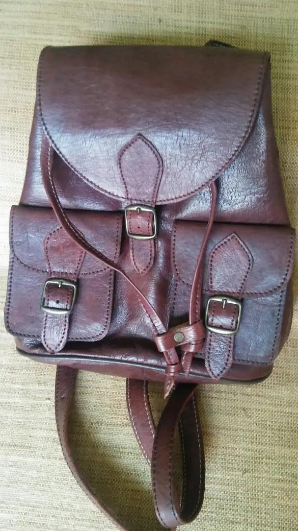 Bolso mochila de piel marroqui