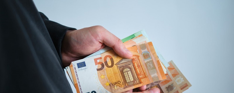 La oferta de préstamos entre particulares a personas en dificultades financieras